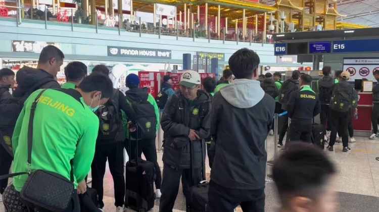  博主：昨天遭遇停飛休息一晚，國安隊首都機場今日再出發(fā)