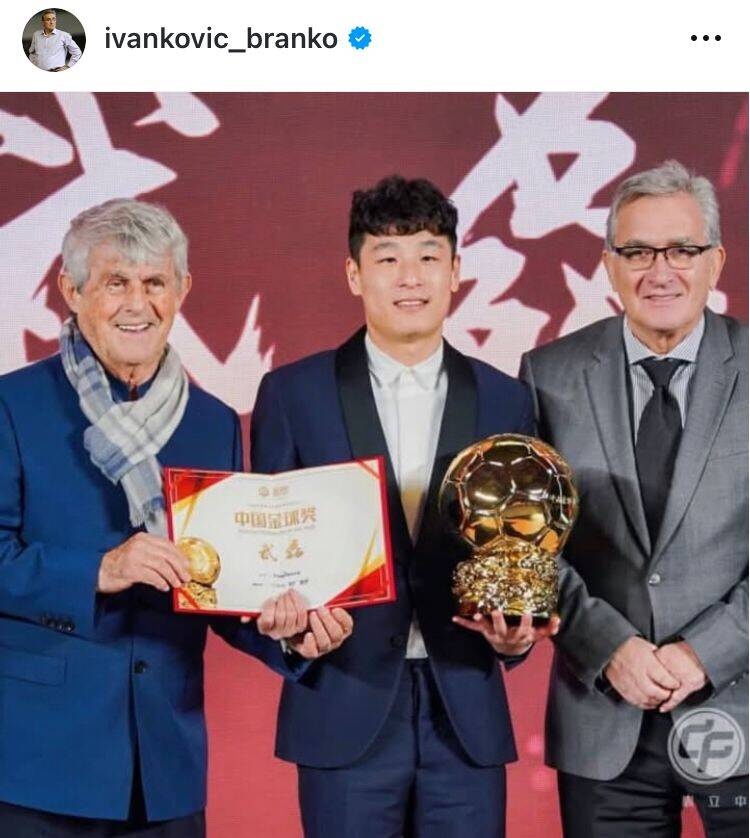  出席中國金球獎頒獎儀式，伊萬曬與武磊、米盧同框照片
