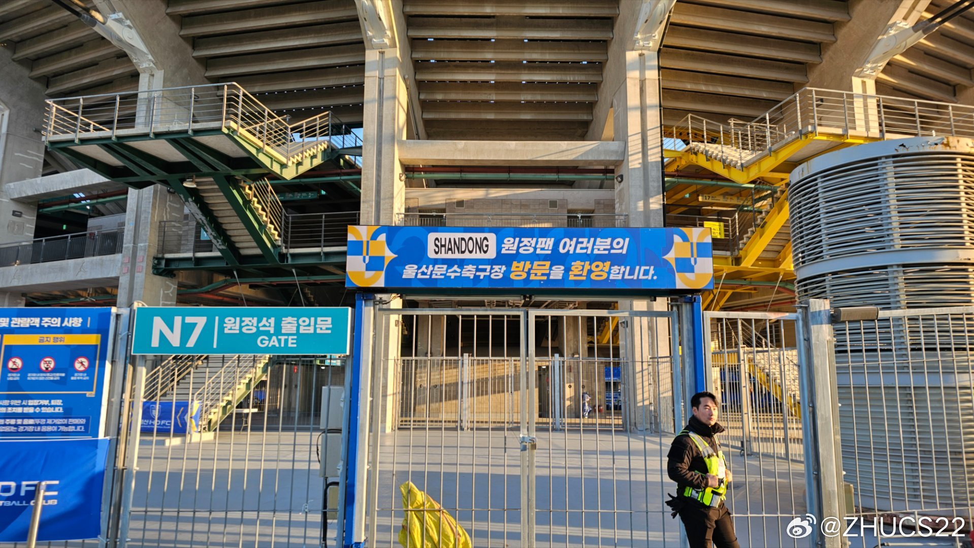  博主：蔚山現(xiàn)場(chǎng)工作人員、轉(zhuǎn)播車、安保在準(zhǔn)備撤場(chǎng)，場(chǎng)外一片安靜