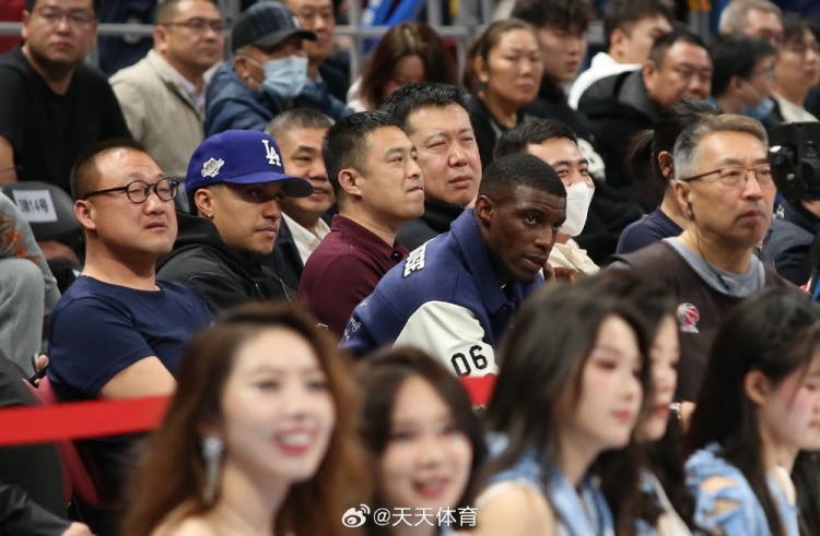  真籃球迷！國安外援法比奧攜玉昆外援科斯塔來到五棵松觀戰(zhàn)CBA