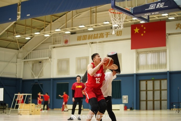  中國(guó)籃球之隊(duì)官博：大塊頭 大能量 祝李炎哲25歲生日快樂！