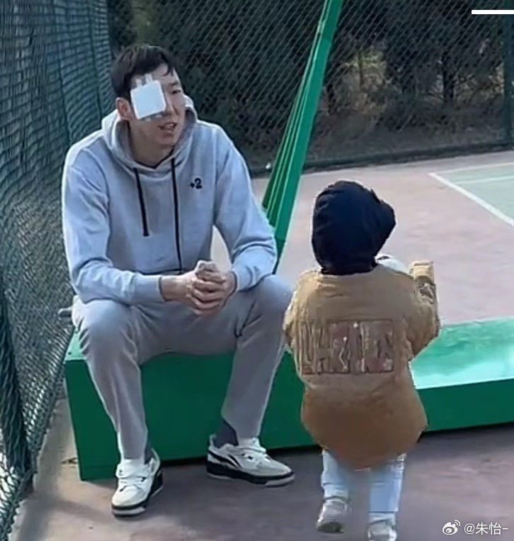  顧家好男人！記者曬出周琦手術后回歸家庭帶娃照片