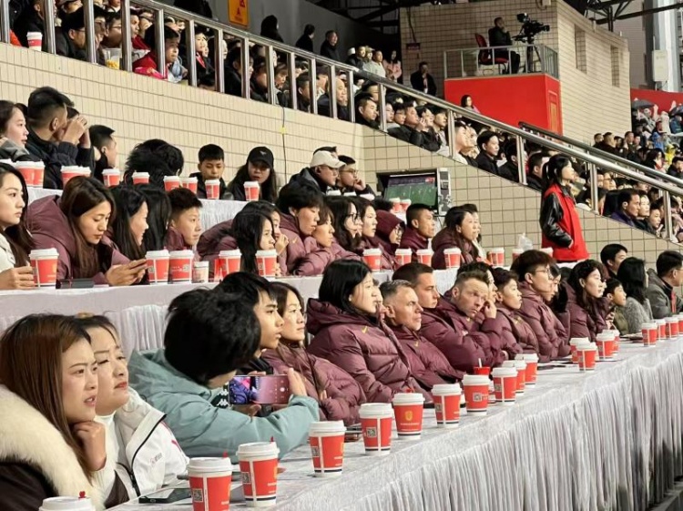  北青體育：中國女足現(xiàn)身中甲賽場，觀看重慶銅梁龍vs遼寧鐵人