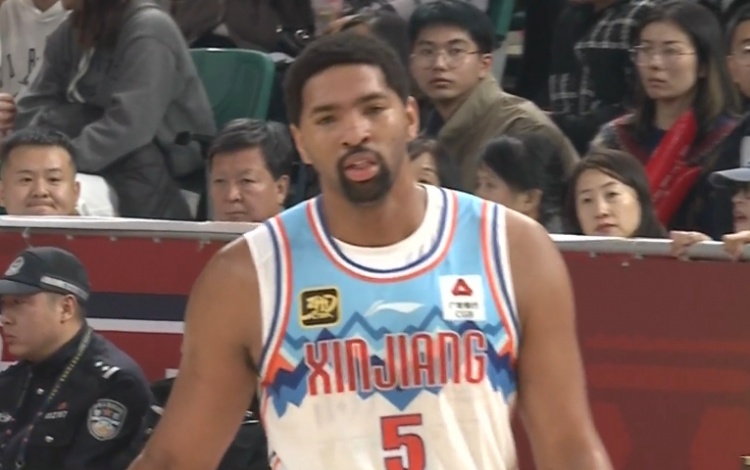  狀態(tài)出色！勞森首節(jié)打滿(mǎn)10分鐘5中4高效拿到11分2板1斷
