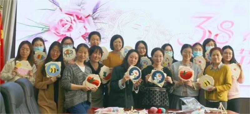 穿梭于方寸之間，感受傳統(tǒng)與現(xiàn)代的交融 ——農(nóng)墾中心舉辦“巧手展風(fēng)采，綻放‘她力量’”活動慶?！叭恕眿D女節(jié)